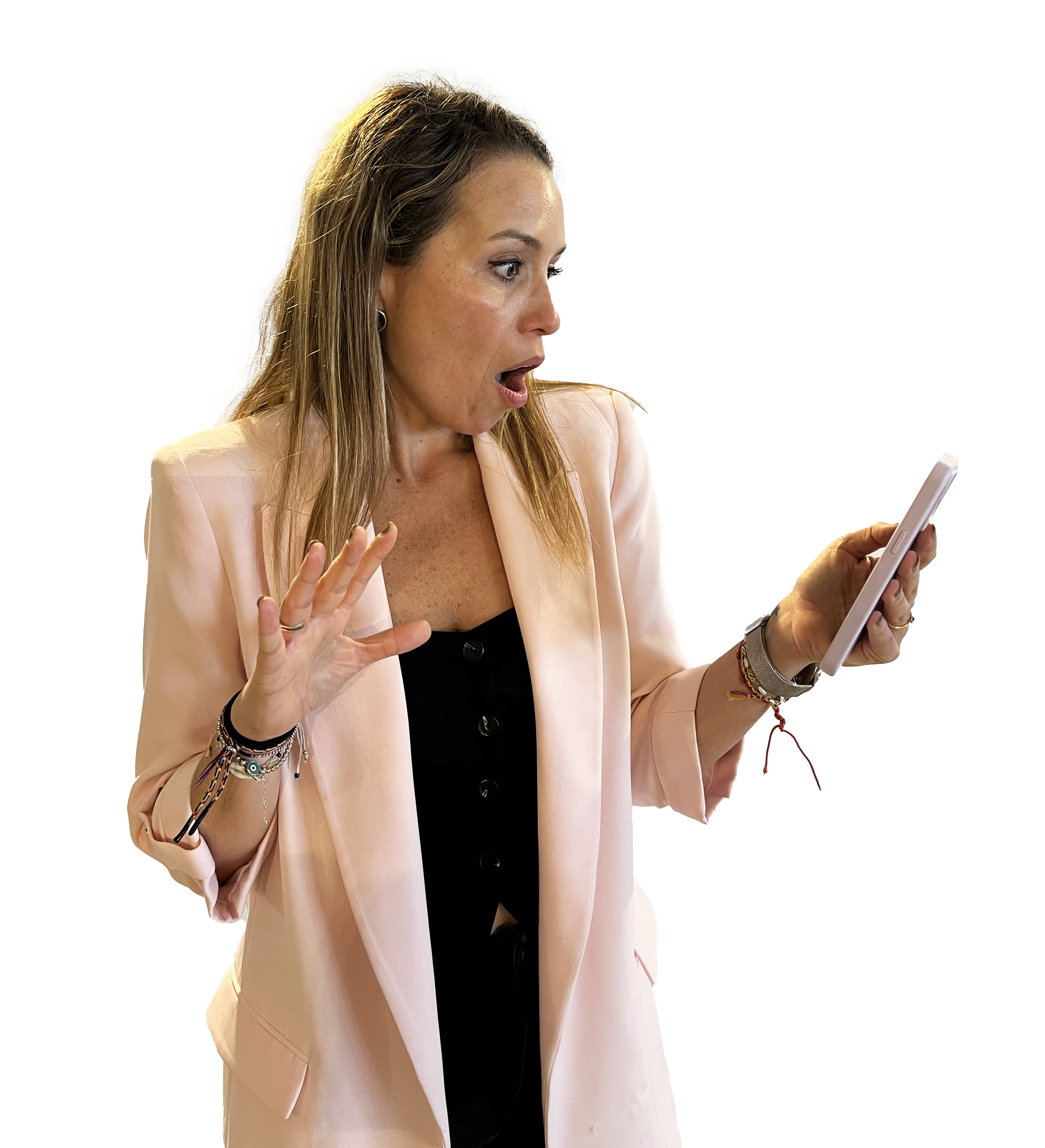 Cliente con móvil sorprendido